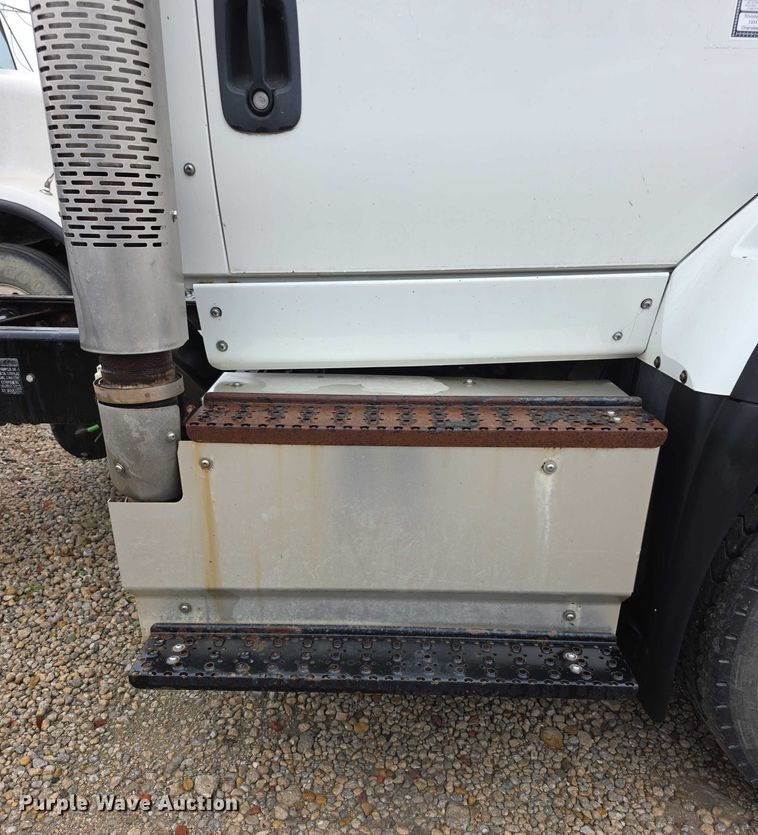 image for item DX7156 2016 International 7600 truck cab and chassis