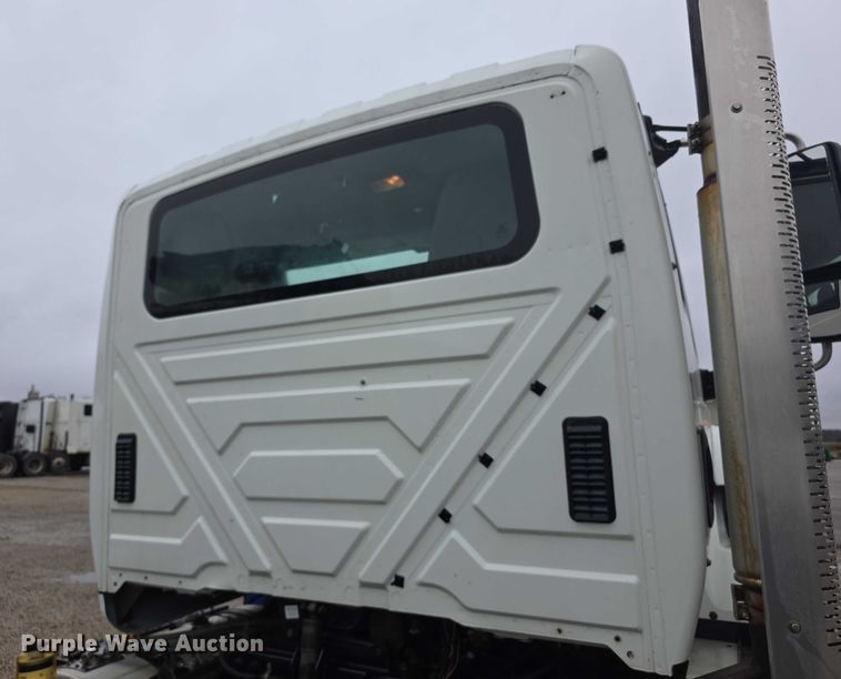 image for item DX7156 2016 International 7600 truck cab and chassis