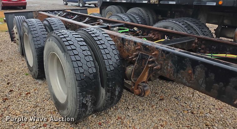 image for item DX7156 2016 International 7600 truck cab and chassis