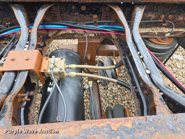 image for item DX7156 2016 International 7600 truck cab and chassis