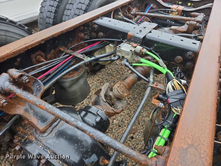 image for item DX7156 2016 International 7600 truck cab and chassis