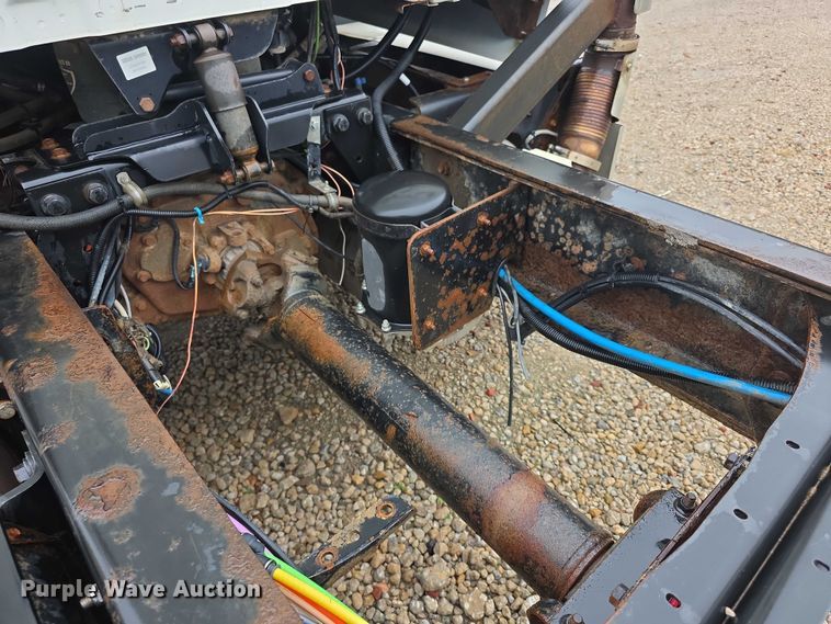 image for item DX7156 2016 International 7600 truck cab and chassis