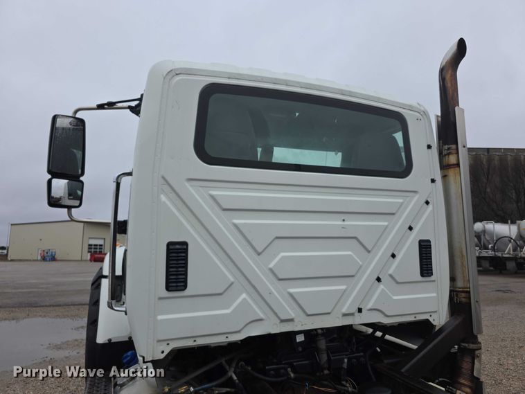 image for item DX7156 2016 International 7600 truck cab and chassis