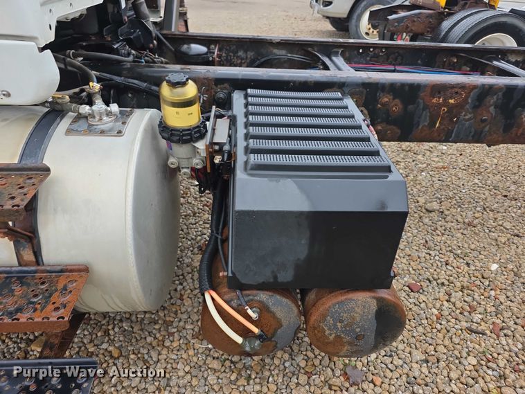 image for item DX7156 2016 International 7600 truck cab and chassis