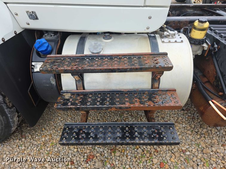 image for item DX7156 2016 International 7600 truck cab and chassis