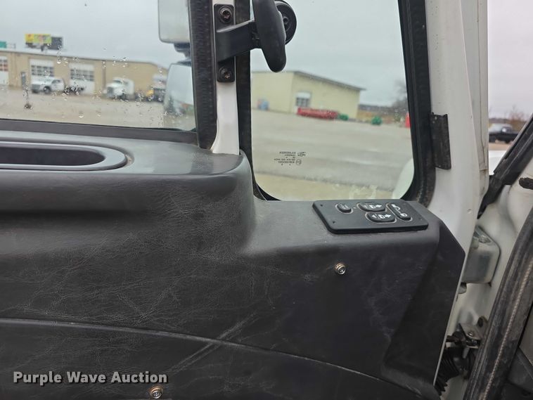 image for item DX7156 2016 International 7600 truck cab and chassis