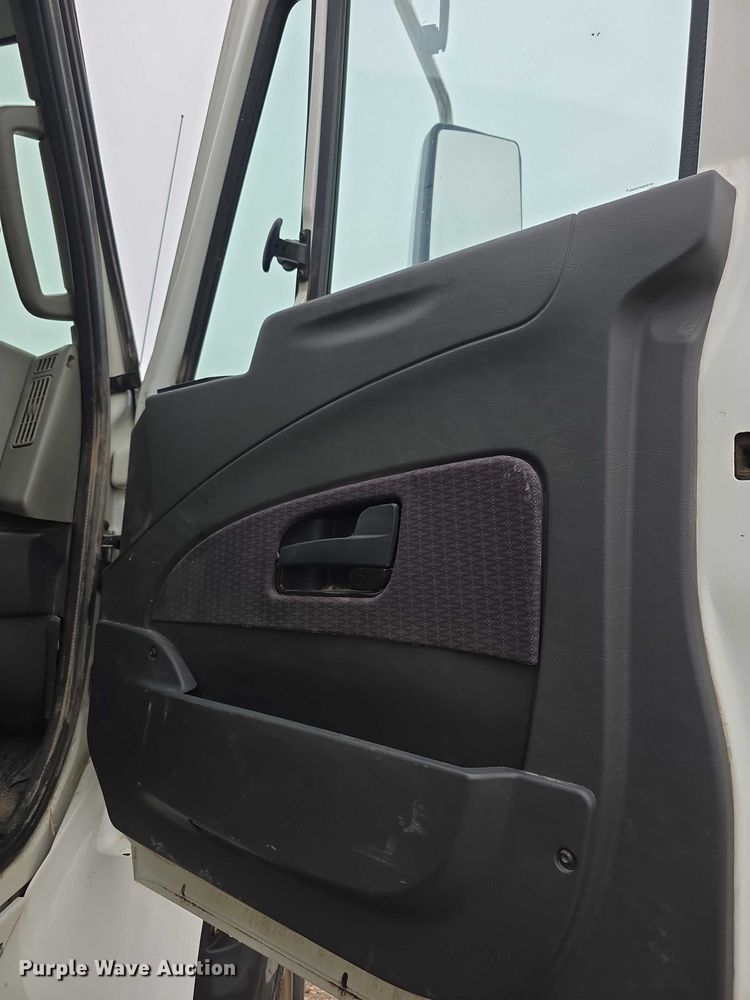 image for item DX7156 2016 International 7600 truck cab and chassis