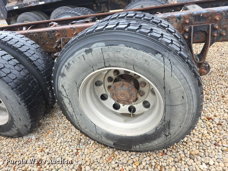 image for item DX7156 2016 International 7600 truck cab and chassis