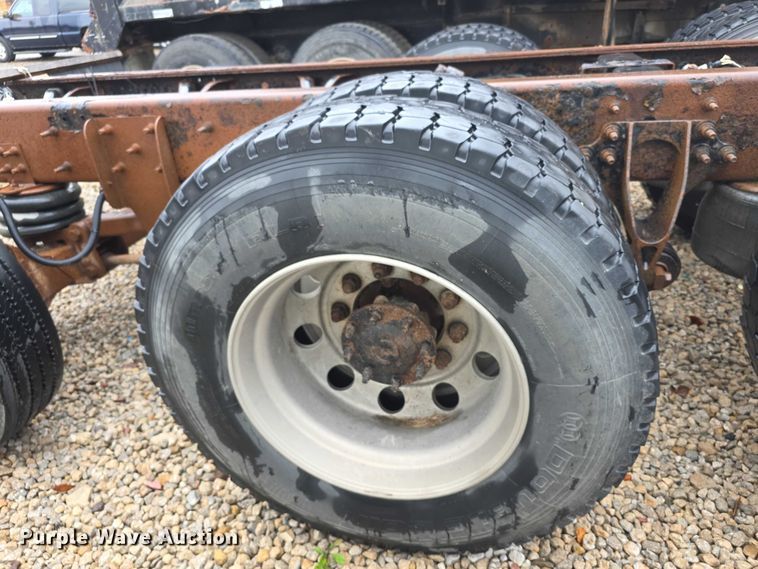 image for item DX7156 2016 International 7600 truck cab and chassis