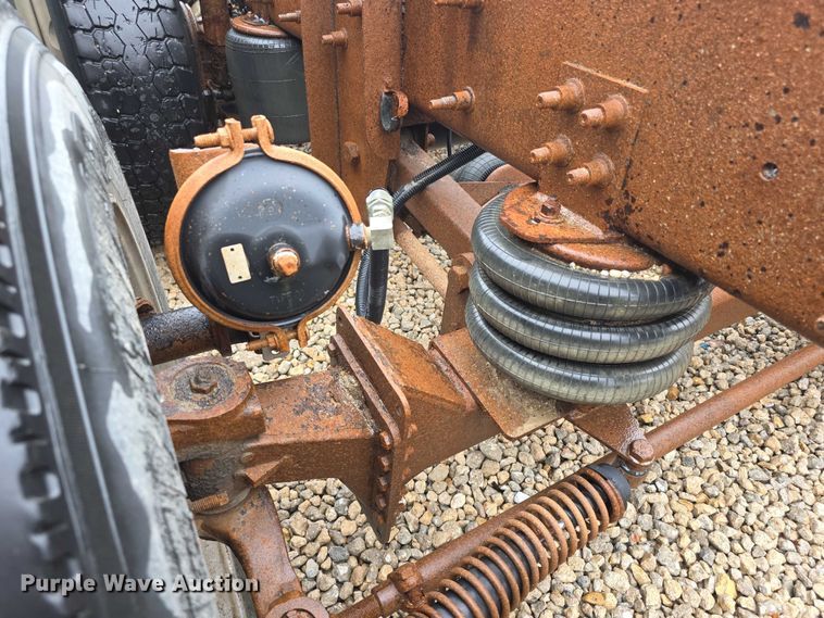 image for item DX7156 2016 International 7600 truck cab and chassis