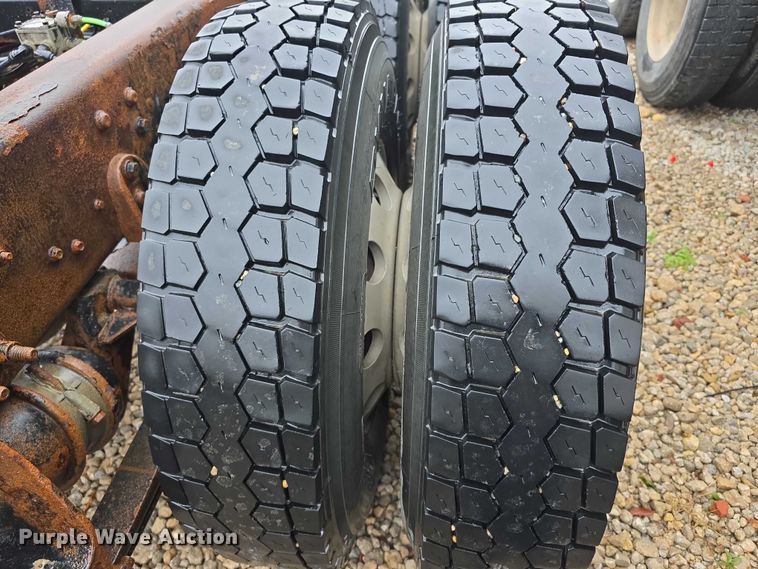 image for item DX7156 2016 International 7600 truck cab and chassis