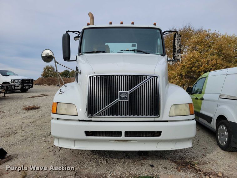 image for item DX7412 2001 Volvo semi truck