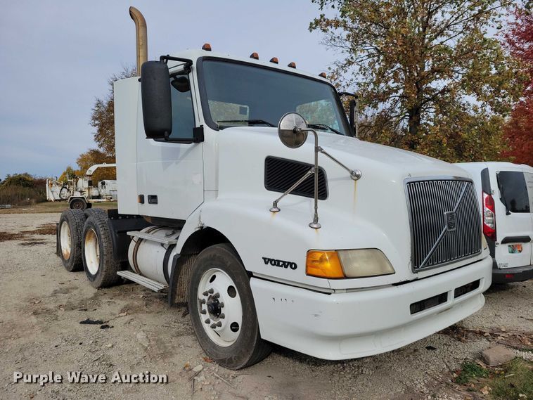 image for item DX7412 2001 Volvo semi truck