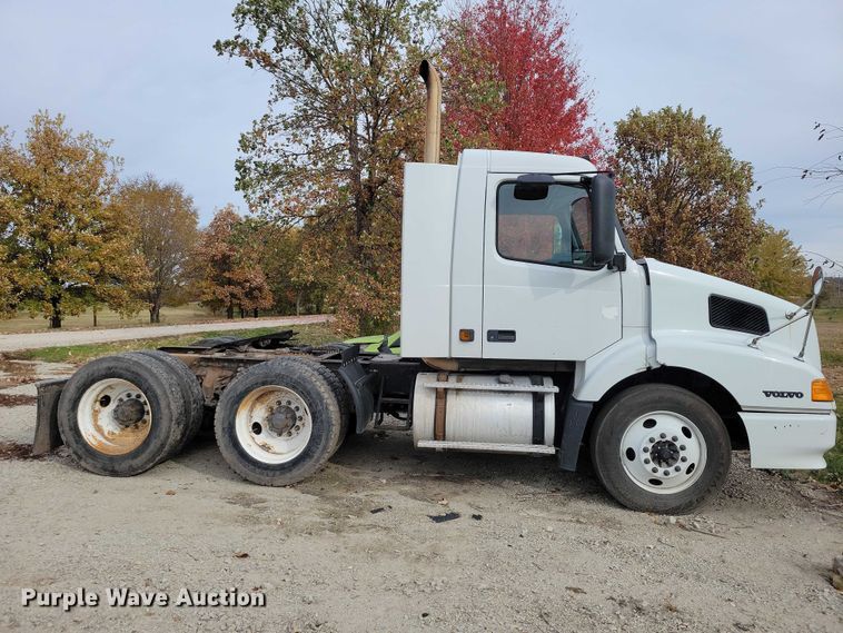 image for item DX7412 2001 Volvo semi truck