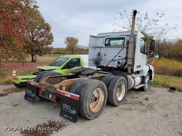 image for item DX7412 2001 Volvo semi truck