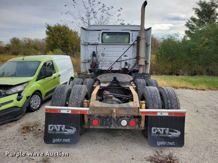 image for item DX7412 2001 Volvo semi truck