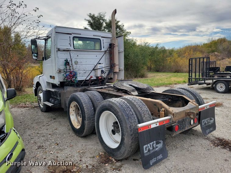 image for item DX7412 2001 Volvo semi truck