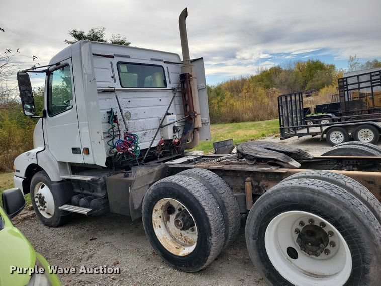 image for item DX7412 2001 Volvo semi truck