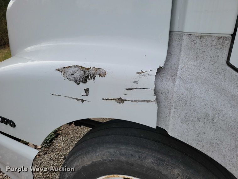 image for item DX7412 2001 Volvo semi truck