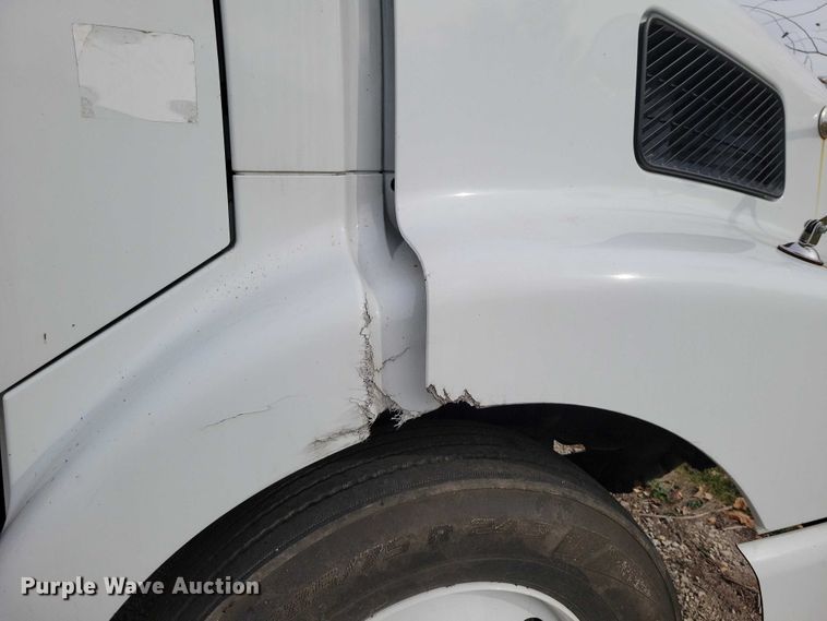 image for item DX7412 2001 Volvo semi truck