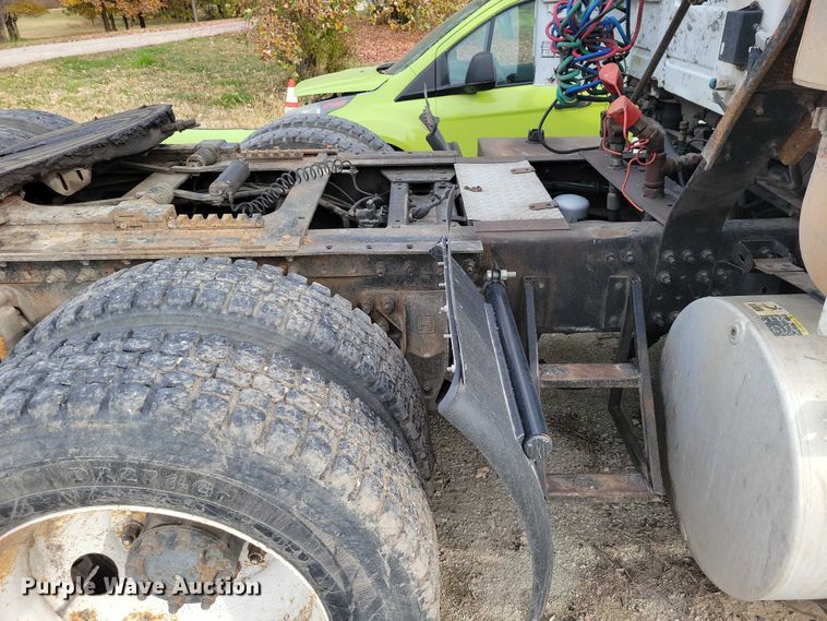 image for item DX7412 2001 Volvo semi truck