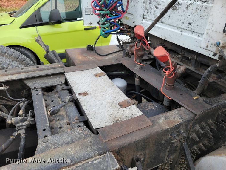 image for item DX7412 2001 Volvo semi truck