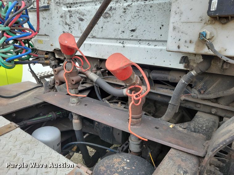 image for item DX7412 2001 Volvo semi truck