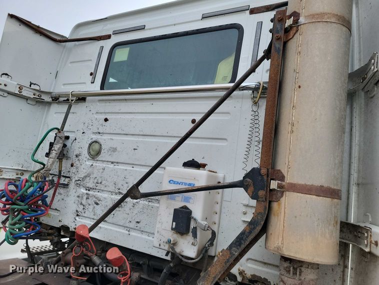 image for item DX7412 2001 Volvo semi truck