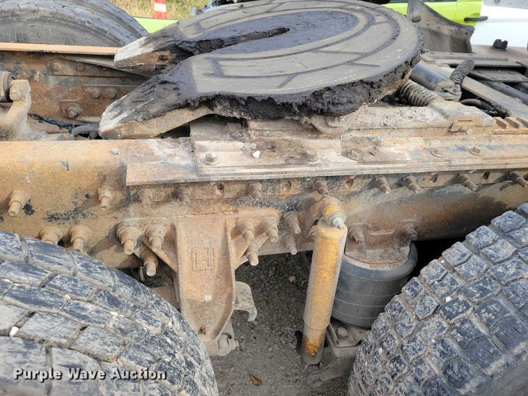 image for item DX7412 2001 Volvo semi truck