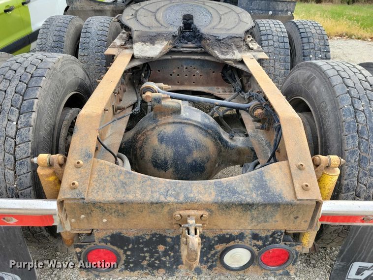 image for item DX7412 2001 Volvo semi truck