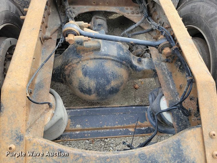 image for item DX7412 2001 Volvo semi truck