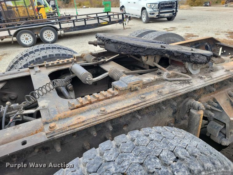 image for item DX7412 2001 Volvo semi truck