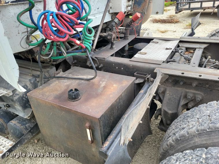 image for item DX7412 2001 Volvo semi truck