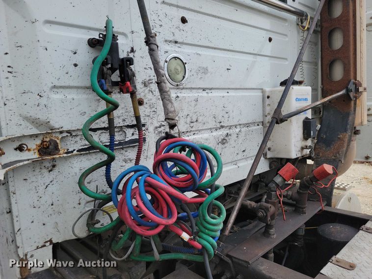 image for item DX7412 2001 Volvo semi truck