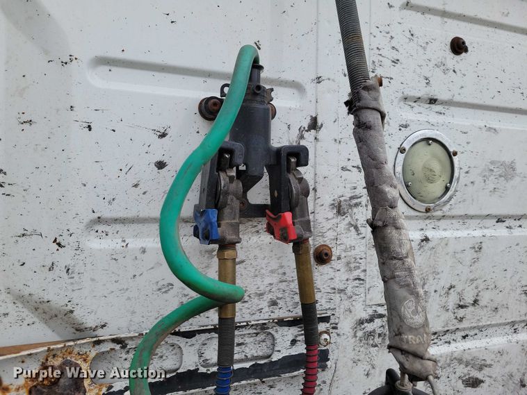 image for item DX7412 2001 Volvo semi truck