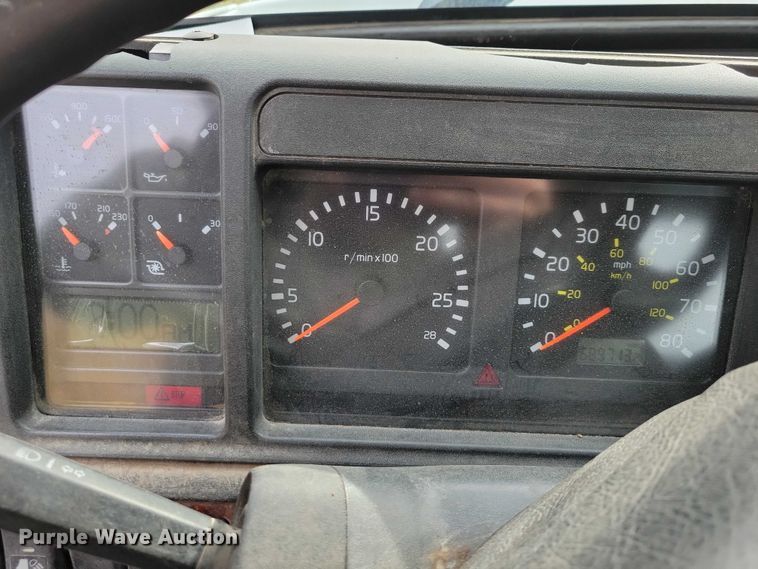 image for item DX7412 2001 Volvo semi truck