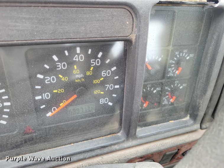 image for item DX7412 2001 Volvo semi truck