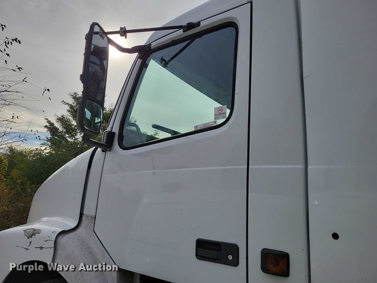 image for item DX7412 2001 Volvo semi truck