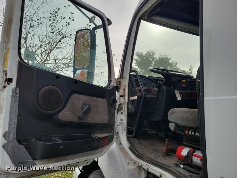 image for item DX7412 2001 Volvo semi truck