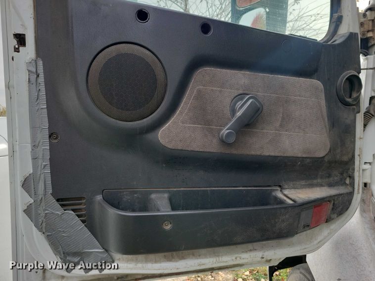 image for item DX7412 2001 Volvo semi truck