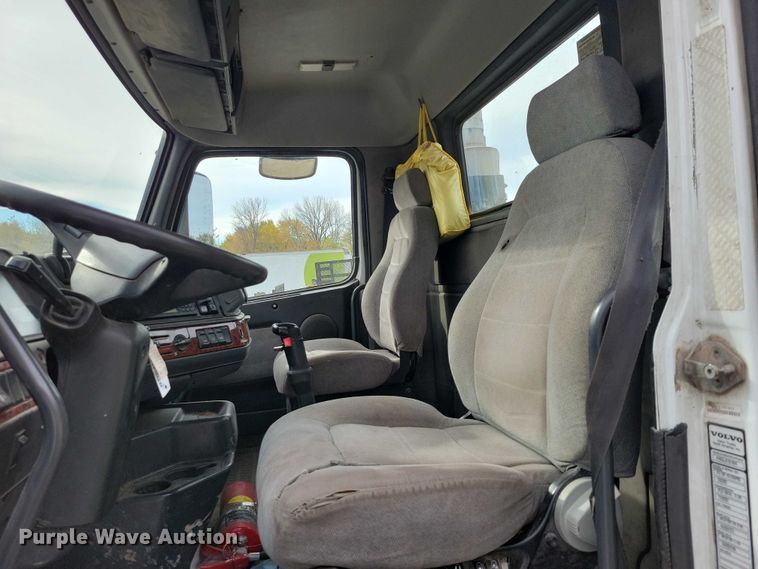 image for item DX7412 2001 Volvo semi truck