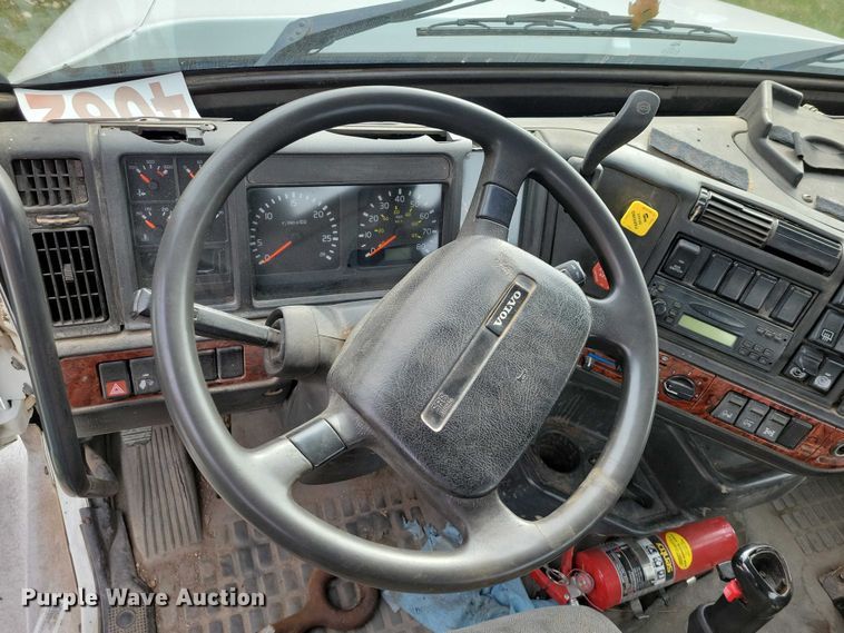 image for item DX7412 2001 Volvo semi truck