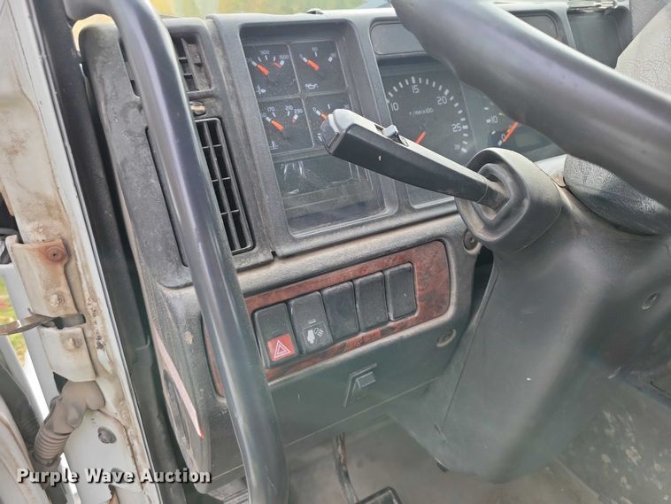 image for item DX7412 2001 Volvo semi truck