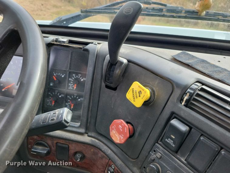 image for item DX7412 2001 Volvo semi truck