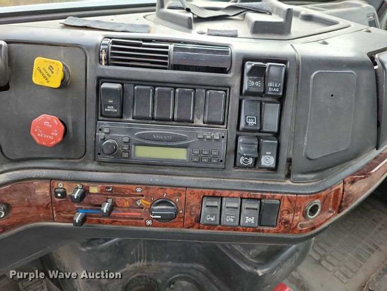 image for item DX7412 2001 Volvo semi truck