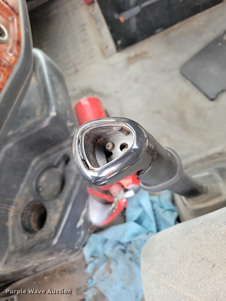 image for item DX7412 2001 Volvo semi truck