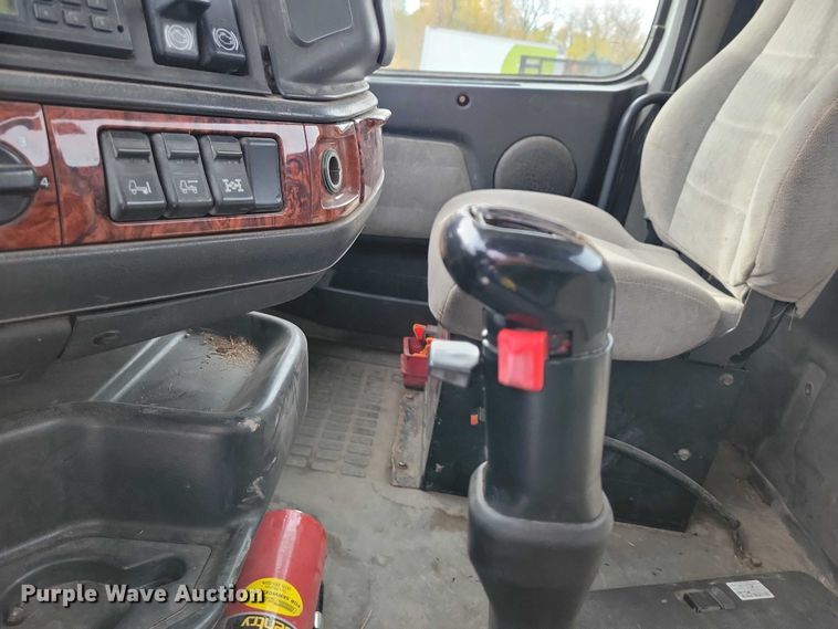 image for item DX7412 2001 Volvo semi truck