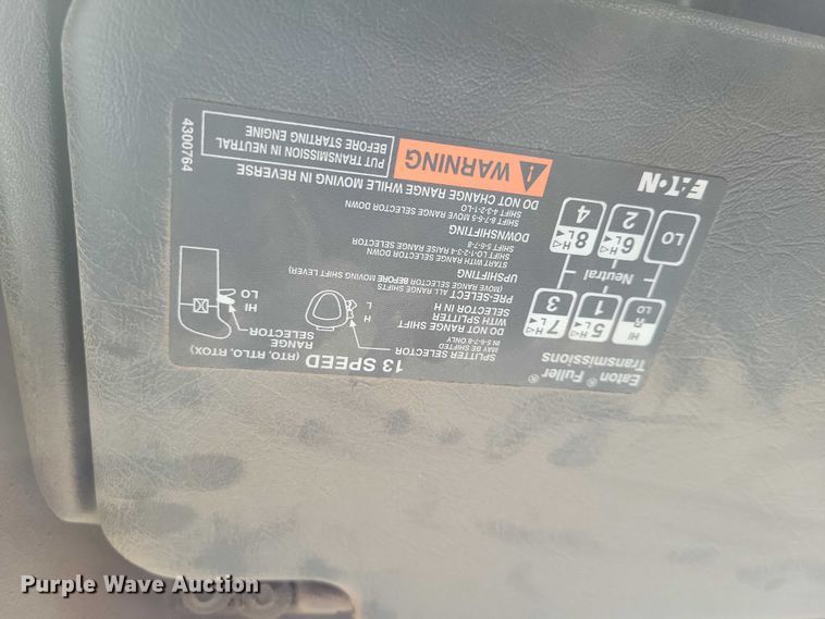 image for item DX7412 2001 Volvo semi truck