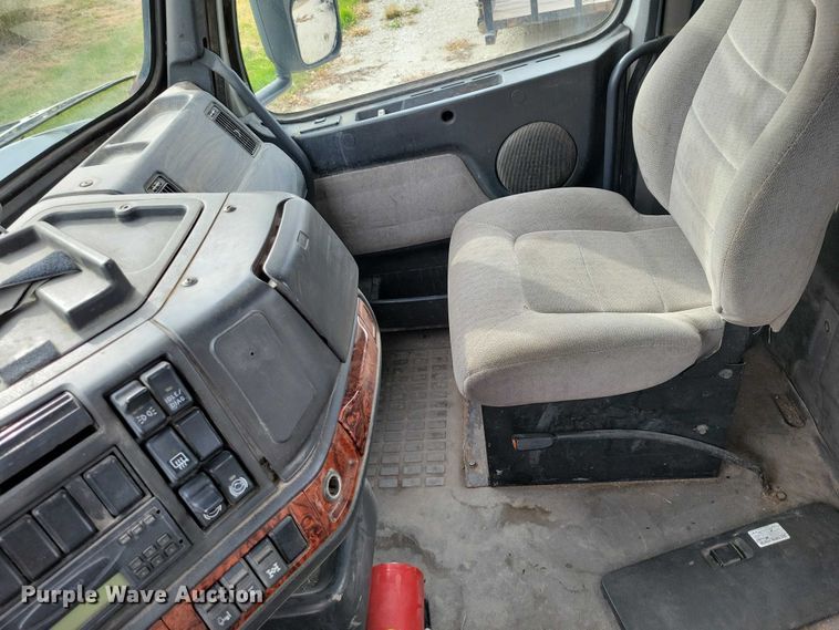 image for item DX7412 2001 Volvo semi truck