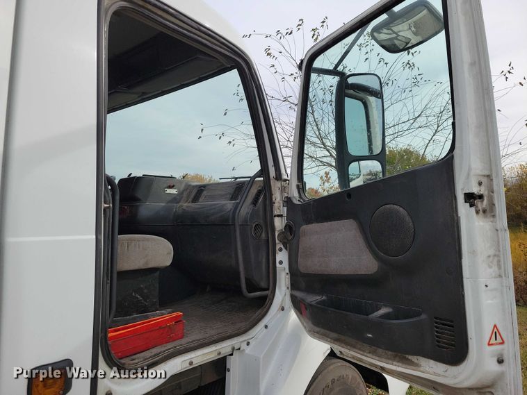 image for item DX7412 2001 Volvo semi truck